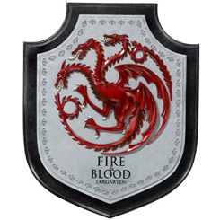 Réplica Oficial del Escudo de la familia Targaryen basado en la serie de Televisión de Juego de Tronos. El Escudo esta compuesto por la figura del Dragon Tricefalo y el lema “Fire & Blood”,