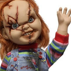El terror toma forma con el muñeco del malvado Good Guy Chucky, inspirado en la saga de películas de "Muñeco Diabólico". Un artículo de culto para los apasionados de este siniestro juguete