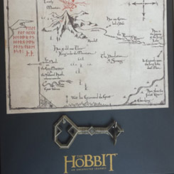 Réplica oficial de la llave y del mapa perteneciente a Thorin Oakenshield de Erebor de la película El Hobbit: Un Viaje Inesperado. Esta réplica del mapa y de la llave tiene unas medidas aproximadas son 21 x 26 cm.