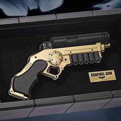 Réplica oficial de la pistola de garfios del hombre murciélago (Grapnel Gun) aparecida en la película “El Caballero Oscuro (The Dark Knight)”. Medida aproximada de la pistola 30 cm., escala 1/1.