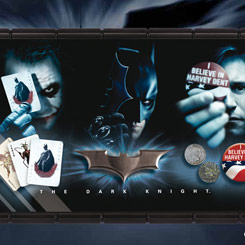 Expositor de pared realizado en madera del Batarang de Batman, Las Cartas del Joker y Las Monedas y la Chapa de Harvey Dent. Producto Oficial.