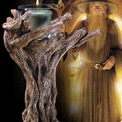 Detallado candelabro en forma de la empuñadura del bastón de Gandalf el Gris visto en la saga de El Señor de los Anillos y El Hobbit. 