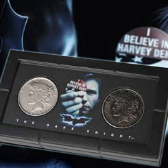 Réplica de la moneda de Harvey Dent (Dos Caras), de la película Batman, The Dark Knight. Incluye expositor de mesa.