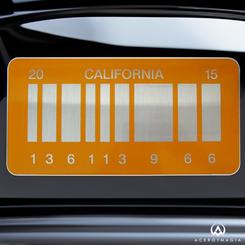 Réplica basada en la placa del coche-máquina del tiempo DeLorean de Doc Brown aparecida en la saga de “Regreso al Futuro” cuando viajan a 2015.
