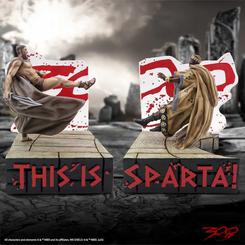 Imagina adornar tus estantes con el poder y la majestuosidad de la legendaria batalla de las Termópilas con el Sujetalibros "This Is Sparta" de la colección 300. Estas piezas, con licencia oficial