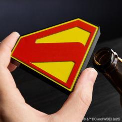 Abre tus bebidas con el poder del Hombre de Acero gracias a este práctico y llamativo abrebotellas magnético con forma del logo de Superman. Diseñado con la emblemática “S” del último hijo de Krypton