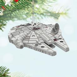 Decora tu árbol navideño con un toque galáctico gracias a este mini adorno de la Millennium Falcon. Con unas medidas de 1,1 cm de alto, 0,43 cm de ancho y 1,5 cm de largo, esta pequeña réplica de la legendaria nave Corelliana