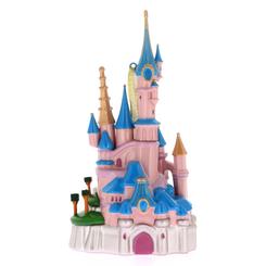 La silueta del emblemático Castillo de Disneyland París cobra vida en este delicado adorno de vidrio de 16 × 8 cm, donde cada torre y cada puente se realzan con un acabado brillante y sutiles toques