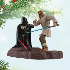 Revive el épico enfrentamiento entre Obi-Wan Kenobi™ y Darth Vader™ con este impresionante adorno navideño. Inspirado en la serie de Disney+ Star Wars: Obi-Wan Kenobi, captura el momento en que el Maestro Jedi