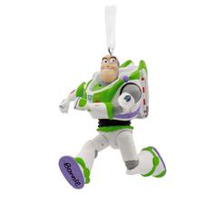 Buzz Lightyear se suma a tu espíritu navideño con este encantador adorno inspirado en Toy Story de Disney y Pixar. Este emblemático guardián espacial llevará tus decoraciones al infinito y más allá