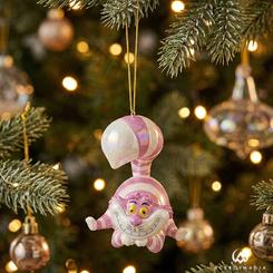 La magia más traviesa de Disney se convierte en una pieza decorativa con brillo propio con este ornamento Cheshire electroplated de Alicia en el País de las Maravillas, una suspensión que aporta fantasía y un toque misterioso a cualquier árbol o vitrina 