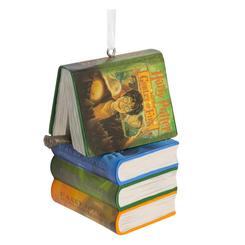 Magia navideña en cada rama: este Adorno de Navidad Harry Potter reproduce una pila de libros icónicos en resina de gran detalle, perfecto para dar un toque de Hogwarts a tu árbol,