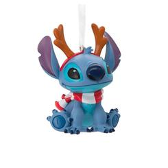Alegría traviesa para el árbol: este Adorno de Navidad Stitch en resina muestra al extraterrestre más querido con bufanda invernal y cuernos de reno, aportando color, humor y ternura a cualquier rincón.