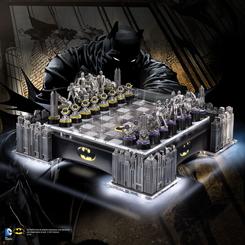 ¡Prepárate para una épica batalla de ajedrez en la ciudad de Gotham con el conjunto de ajedrez de Batman!

Cuando presionas el símbolo de Batman, se iluminan 50 luces LED que rodean la superficie de juego transparente