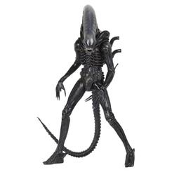 La figura Alien Big Chap 56 cm no parece posarse en una estantería: la invade. Su silueta biomecánica, alta y oscura, convierte cualquier vitrina en una escena salida del terror espacial de 1979.