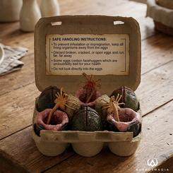 El pack huevos Alien 40 aniversario parece recién retirado de una escena que nadie querría encontrar abierta sobre su mesa. Su cartón envejecido, los ovomorfos orgánicos y los facehuggers con cola flexible 