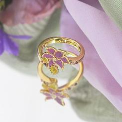 Adéntrate en un cuento de hadas con nuestra magnífica Anillo Rapunzel. Este anillo delicado y elegante muestra los motivos florales característicos de la princesa, creando una joya tan encantadora como ella. 