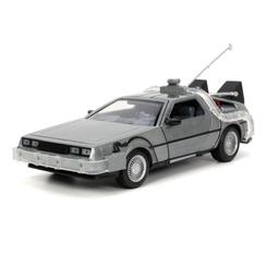 Si te gustan los vehículos de la película Back to the Future, no puedes perderte este modelo a escala 1/24 del famoso DeLorean que se convierte en una máquina del tiempo. Se trata de un producto oficialmente licenciado por Hollywood Rides