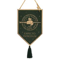 Luz, protección y estética Hogwarts en una pieza decorativa con acabado elegante: el banderín Expecto Patronum de Harry Potter convierte el hechizo más emblemático contra las Artes Oscuras