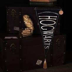 Banderín colgante Hogwarts Harry Potter, una pieza decorativa con presencia propia que convierte cualquier pared en un guiño elegante al colegio más emblemático del cine fantástico. 