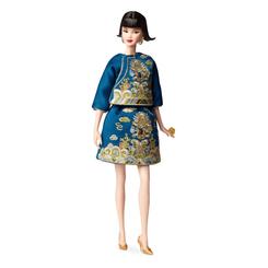 Sumérgete en la exquisita elegancia del Año Nuevo Lunar con la Barbie Signature Muñeca 2023 Lunar New Year Barbie by Guo Pei, una obra maestra de Mattel que fusiona la distinción de Barbie con la renombrada creatividad de la diseñadora Guo Pei.