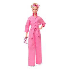 ¡Te damos la bienvenida a Barbie Land! Esta muñeca coleccionable es una réplica exacta de Margot Robbie interpretando a Barbie en la película de Barbie. Luce un llamativo conjunto rosa de pies a cabeza, inspirado en una escena memorable de la película