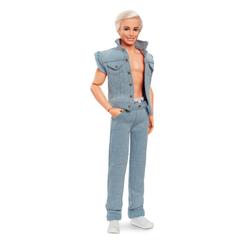 ¡Saludos desde Barbie Land! Hoy queremos presentarte a un invitado muy especial: ¡el muñeco coleccionable Ken de la película Barbie™! Inspirado en el personaje de Ken en la película, este Ken® viene luciendo un atrevido y moderno conjunto de mezclilla que