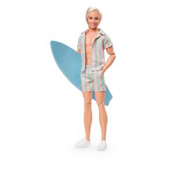 Este muñeco Ken luce un conjunto playero a rayas pastel que lo hace lucir fresco y a la moda. Con su tabla de surf en mano, está disfrutando al máximo el mejor día de su vida en Barbie Land. 