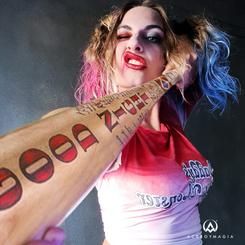 Descubre la increíble réplica oficial del Bate de Baseball de Harley Quinn tal como aparece en Escuadrón Suicida. Esta pieza única, fabricada en madera, mide aproximadamente 80 cm