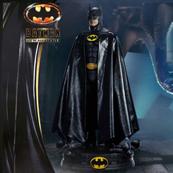 Impresiona con la majestuosa estatua de Batman 1989 a escala 1/3, una pieza imprescindible para cualquier colección de DC Comics. Con unas dimensiones aproximadas de 106 cm de alto,