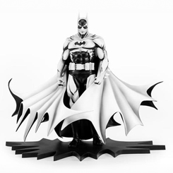 Incorpora a tu colección la elegante estatua de PVC de Batman en su versión Black & White para la SDCC 2024. Esta figura de la serie "DC Heroes", con unas dimensiones aproximadas de 27 cm