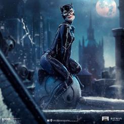 Estatua "Catwoman - Batman Returns - Legacy Replica 1/4", con la femme fatale felina más querida por los fanáticos del universo de Batman, en su interpretación. en la película clásica Batman Returns de 1992, dirigida por Tim Burton.