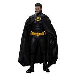 La versión Deluxe de la figura coleccionable de Batman a escala 1/6 nos transporta de nuevo a las alturas de Gotham, con una base diorama inspirada en la icónica escena en los tejados de Batman Returns.