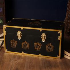 El baúl Harry Potter Alumni Black & Gold convierte cualquier rincón en una pieza con presencia propia gracias a su acabado en negro y dorado, los cierres metálicos de estilo clásico y los cuatro escudos de las casas de Hogwarts