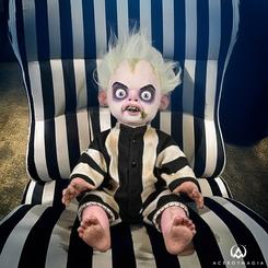 ¡El espíritu de Beetlejuice se renueva! Directamente del universo de Tim Burton llega el inquietante y adorable Baby Beetlejuice. Esta réplica en escala 1:1, basada en su apariencia de la película Beetlejuice Beetlejuice de 2024