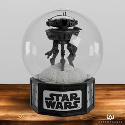 Imagina adentrarte en el emocionante universo de Star Wars con esta fascinante bola de nieve que representa al icónico droide sonda Víbora. Con cada sacudida, transportarás tu imaginación a los remotos planetas de la galaxia.