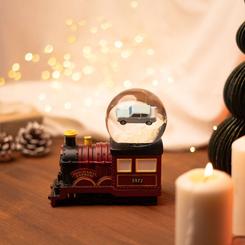 Destellos de magia ferroviaria giran dentro de esta Bola de Nieve Hogwarts Express Harry Potter (14,5?×?14?×?8?cm), una escena en resina con esfera de cristal que captura el icónico tren rumbo a Hogwarts 