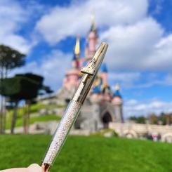 Descubre el elegante boligrafo dorado del Castillo de Disneyland París, una pieza de escritura que te transporta a un mundo de magia y elegancia. Con su diseño inspirado en un castillo dorado y adornado con cristales