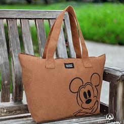 Explora el mundo con estilo junto a la Bolsa de Viaje Mickey Mouse Obsessed. Fabricada en poliéster de alta calidad, esta bolsa es el complemento perfecto para tus aventuras, ya sea en escapadas de fin de semana o en largos viajes.