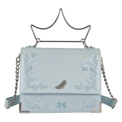 Elegancia de cuento con un guiño moderno. El Bolso bandolera Cenicienta de Disney Loungefly luce un azul hielo con destellos finos, bordados florales en relieve y un aplique metálico del mítico zapatito