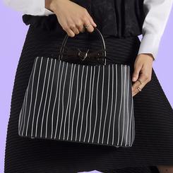 Rayas elegantes con espíritu Halloween Town: el Bolso Jack Skellington – Pesadilla Antes de Navidad de Disney Loungefly convierte el icónico esmoquin del Rey Calabaza en un accesorio sofisticado