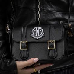 Descubre el sofisticado Bolso Satchel Wednesday Nevermore Academy Black, inspirado en la icónica serie. Este elegante bolso, confeccionado en poliéster, ofrece una combinación perfecta de estilo y funcionalidad. 