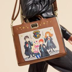La magia de Hogwarts cobra vida en este bolso Spring Harry Potter de Loungefly, donde el encanto de la escuela de magia se fusiona con un diseño elegante y funcional. Con unas dimensiones de 30,48?cm de ancho