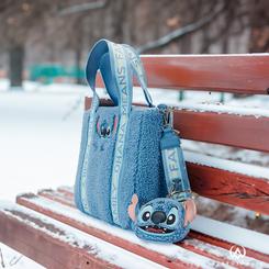 Añade un toque de diversión y encanto a tu estilo con el adorable bolso TOTE con monedero de Lilo & Stitch. Este encantador bolso Tote, con un tamaño de 26,67x29,21x12,70 cm,