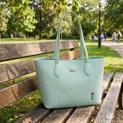 El bolso tote Luxe Minnie aparece como una pincelada de verde menta sobre cualquier conjunto. El bolso tote Luxe Minnie no necesita grandes estampados: la silueta pequeña del personaje, los puntos metalizados y el acabado limpio