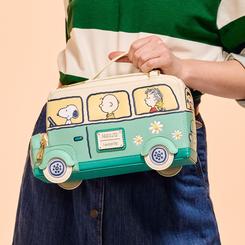 Embárcate en una aventura nostálgica con el Bolso bandolera Road Trip Bus Snoopy Loungefly, un diseño Peanuts de 27,94 × 13,97 × 16,51 cm elaborado en piel sintética (poliuretano) 