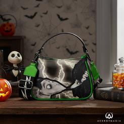 Electricidad gótica para tus looks: el bolso bandolera Sparky – Frankenweenie by Loungefly mezcla el blanco y negro de la película con vivos en verde y una escena frontal de Sparky y Persephone 