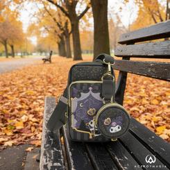 Brilla con estilo rebelde y toque kawaii con el bolso bandolera Kuromi 20 aniversario de Hello Kitty Loungefly, una pieza compacta y ligera pensada para el día a día que mantiene tu móvil, tarjetas y llaves siempre a mano 