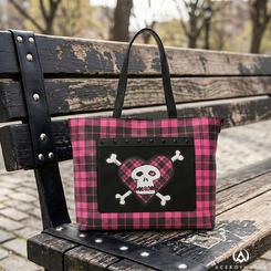 Estilo punk-pop listo para la calle con el Bolso y monedero Avril Lavigne Loungefly: una tote bag de tartán rosa y negro con parche de calavera corazón, tachuelas y detalle lateral de cadena que firma una estética dosmilera inconfundible