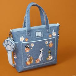 Lleva contigo la ternura de los personajes más adorables de Disney con este encantador bolso y monedero de Loungefly, con diseño en efecto denim y detalles florales bordados.